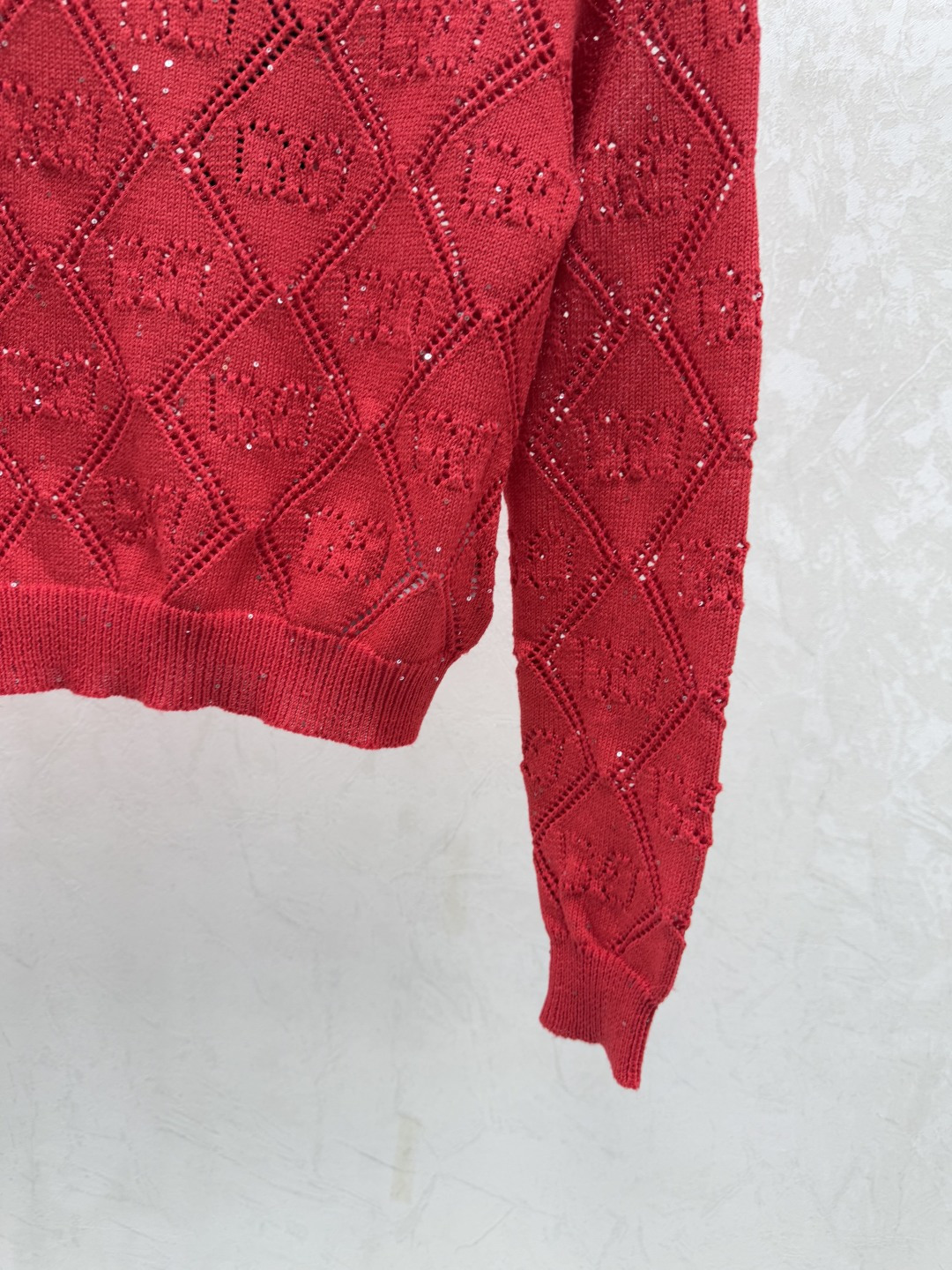 🆕G家🆕 早秋新款 纯色菱格镂空圆领针织长袖颜色：红色 白色 燕麦 宝蓝尺码：36.38.40👉