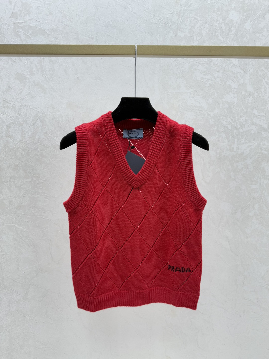 NO:685255,P Home Early Spring New Solid Color Diamond Hollow Round Neck Knitted Vest Color Pink Khaki Royal Blue Red Size 36.38.40,,19860909P家 早春新款 纯色菱格镂空圆领针织背心 颜色粉色 卡其 宝蓝 红色 尺码36.38.40,,,Women's clothing