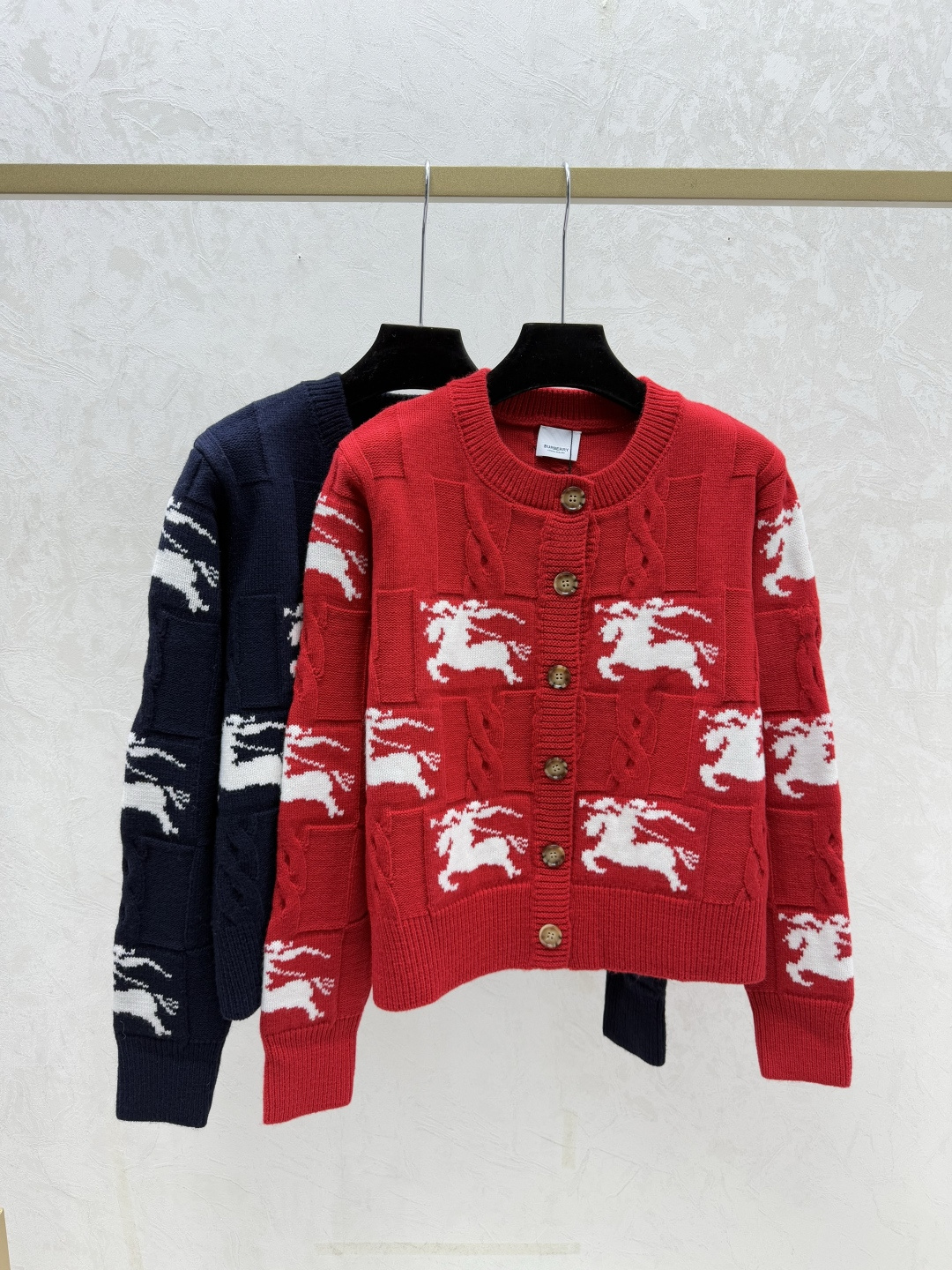 NO:685263,BU Home Early Autumn New Style Contrast Color War Horse Jacquard Round Neck Knitted Long-Sleeved Cardigan Color Red Royal Blue Size 36.38.40,,19860909BU家 早秋新款 撞色战马提花圆领针织长袖开衫 颜色红色 宝蓝 尺码36.38.40,,,Women's clothing