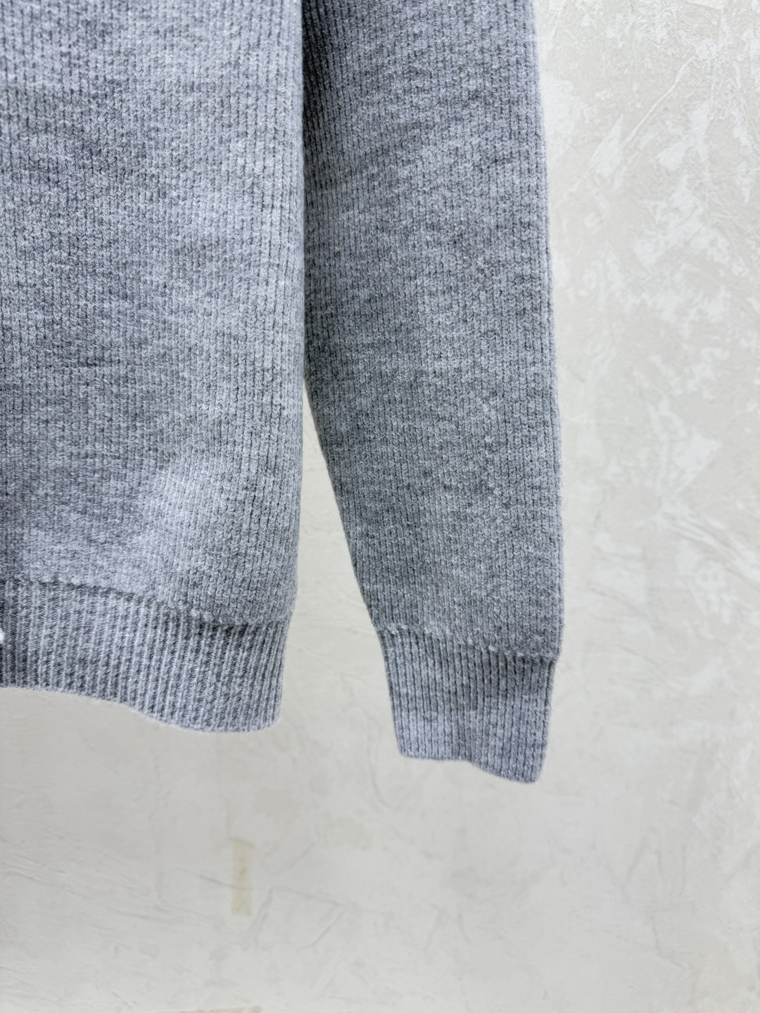 🆕LO家🆕 早秋新款 纯色连帽针织长袖颜色：灰色 紫色尺码：36.38.40👉