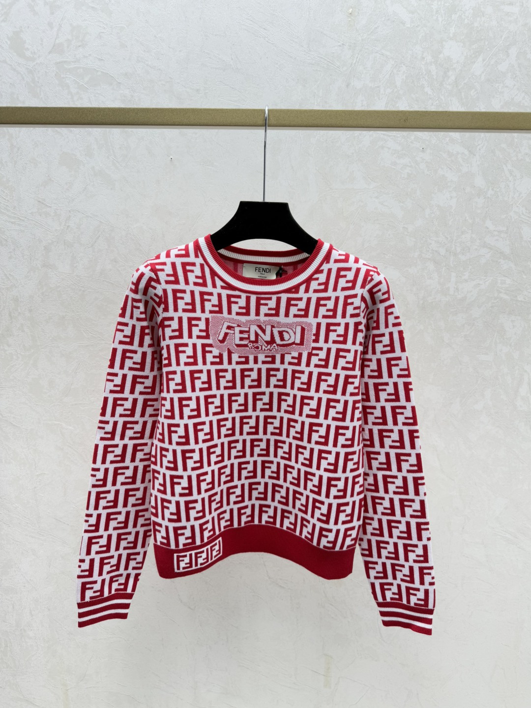 NO:685273,F family early autumn new style contrasting presbyopic letter round neck knitted long sleeves color red yellow blue coffee size 36.38.40,,fendi,19860909F家 早秋新款 撞色老花字母圆领针织长袖 颜色红色 黄色 蓝色 咖啡 尺码36.38.40,,fendi,,Women's clothing