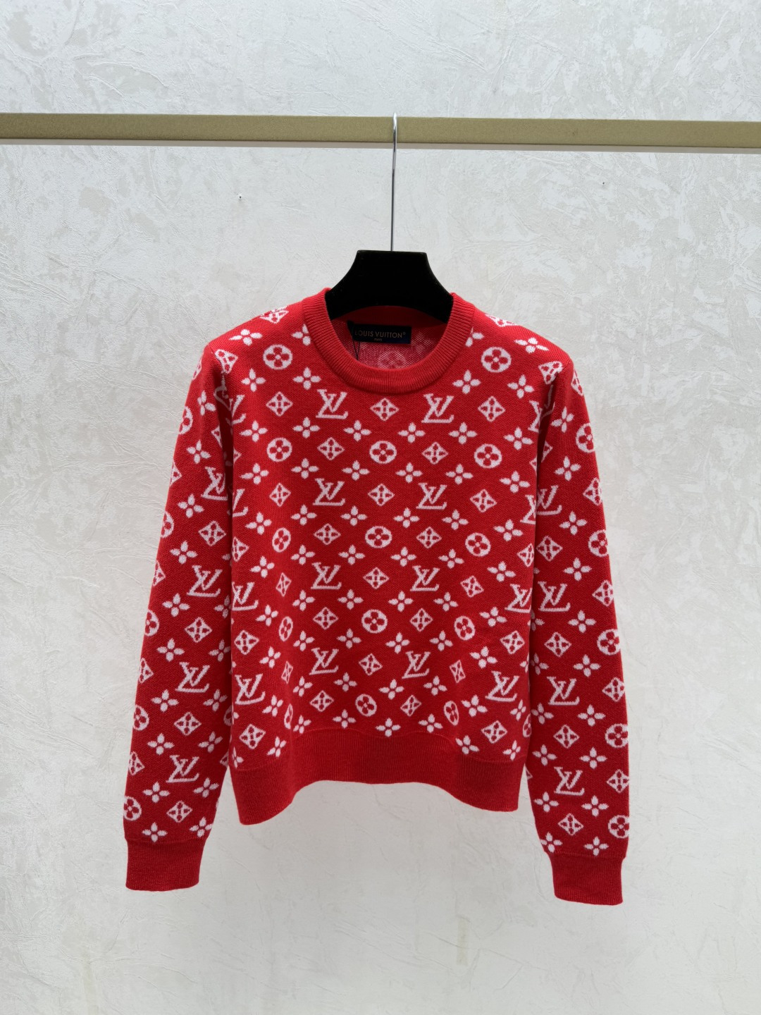 NO:685863,L family early autumn new style contrasting color presbyopic letter round neck knitted long sleeves color red size 36.38.40, Louis Vuitton,19860909L家 早秋新款 撞色老花字母圆领针织长袖 颜色红色 尺码36.38.40,,louis vuitton,,Women's clothing