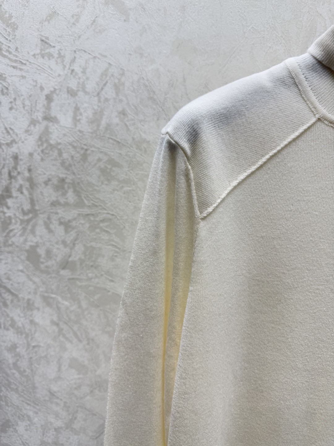 🆕PO家🆕 早秋新款 纯色简约高领针织长袖颜色：白色 灰色 红色 宝蓝尺码：36.38.40👉