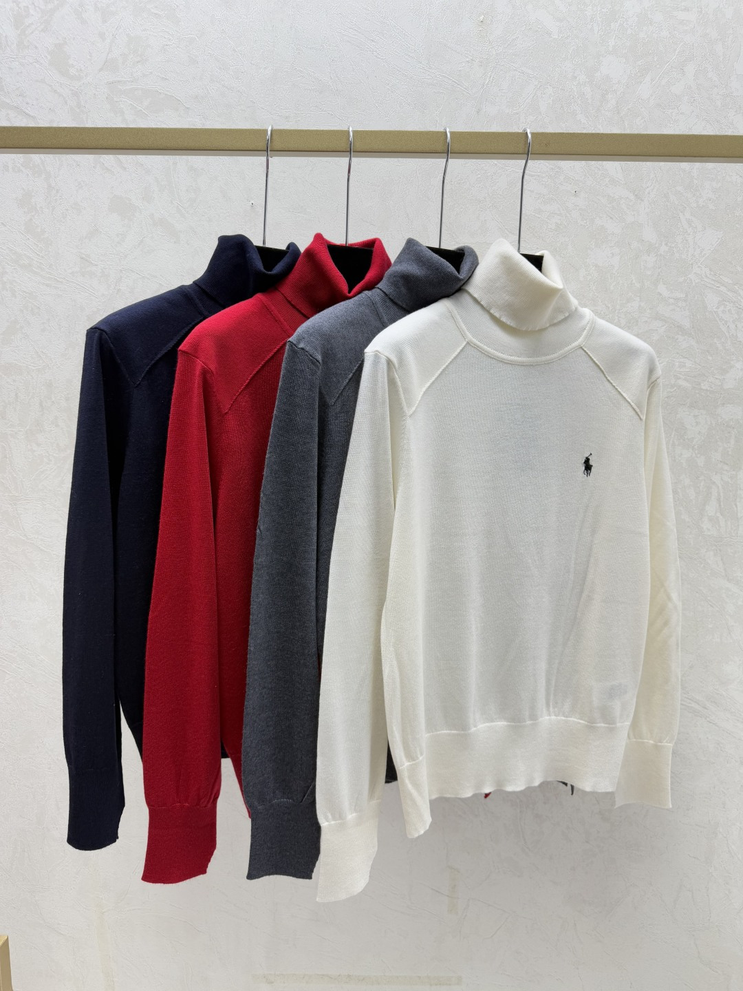 NO:685867,PO Home Early Autumn New Style Solid Color Simple High Collar Knitted Long Sleeves Color White Gray Red Royal Blue Size 36.38.40,,19860909PO家 早秋新款 纯色简约高领针织长袖 颜色白色 灰色 红色 宝蓝 尺码36.38.40,,,Women's clothing