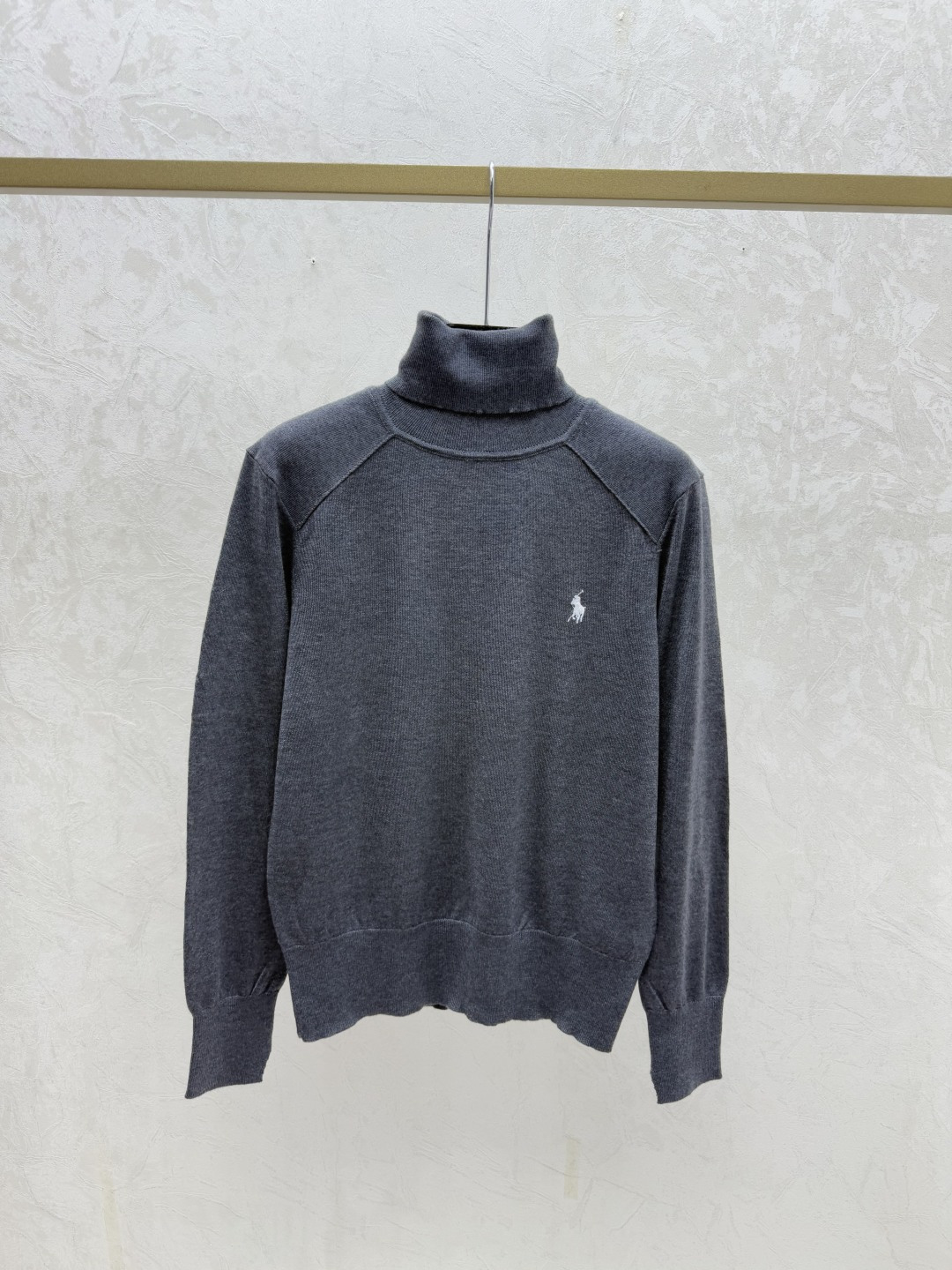 🆕PO家🆕 早秋新款 纯色简约高领针织长袖颜色：白色 灰色 红色 宝蓝尺码：36.38.40👉