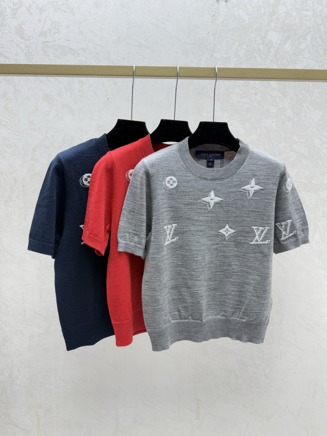 NO:685871,L family early spring new style contrasting presbyopic letter round neck knitted short sleeves color gray red royal blue size 36.38.40, louis vuitton, T-shirt,19860909L家 早春新款 撞色老花字母圆领针织短袖 颜色灰色 红色 宝蓝 尺码36.38.40,,louis vuitton,T-shirt,,Women's clothing