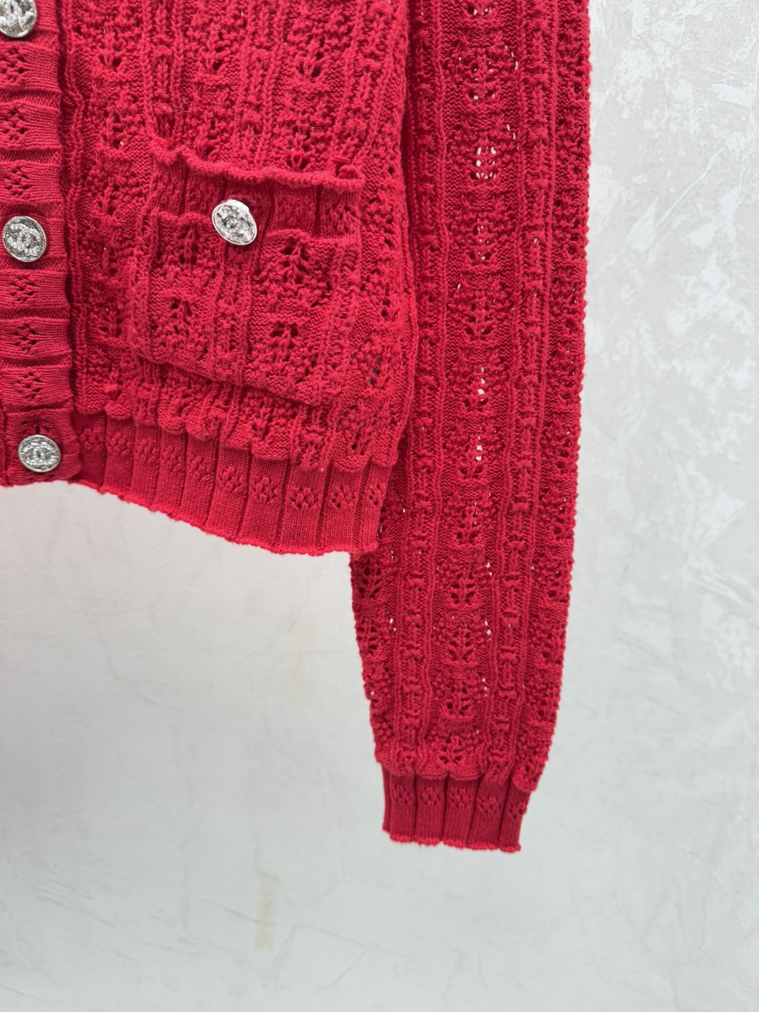 🆕CH家🆕 早秋新款 纯色简约镂空圆领针织长袖开衫颜色：红色 白色 粉色 宝蓝尺码：36.38.40👉