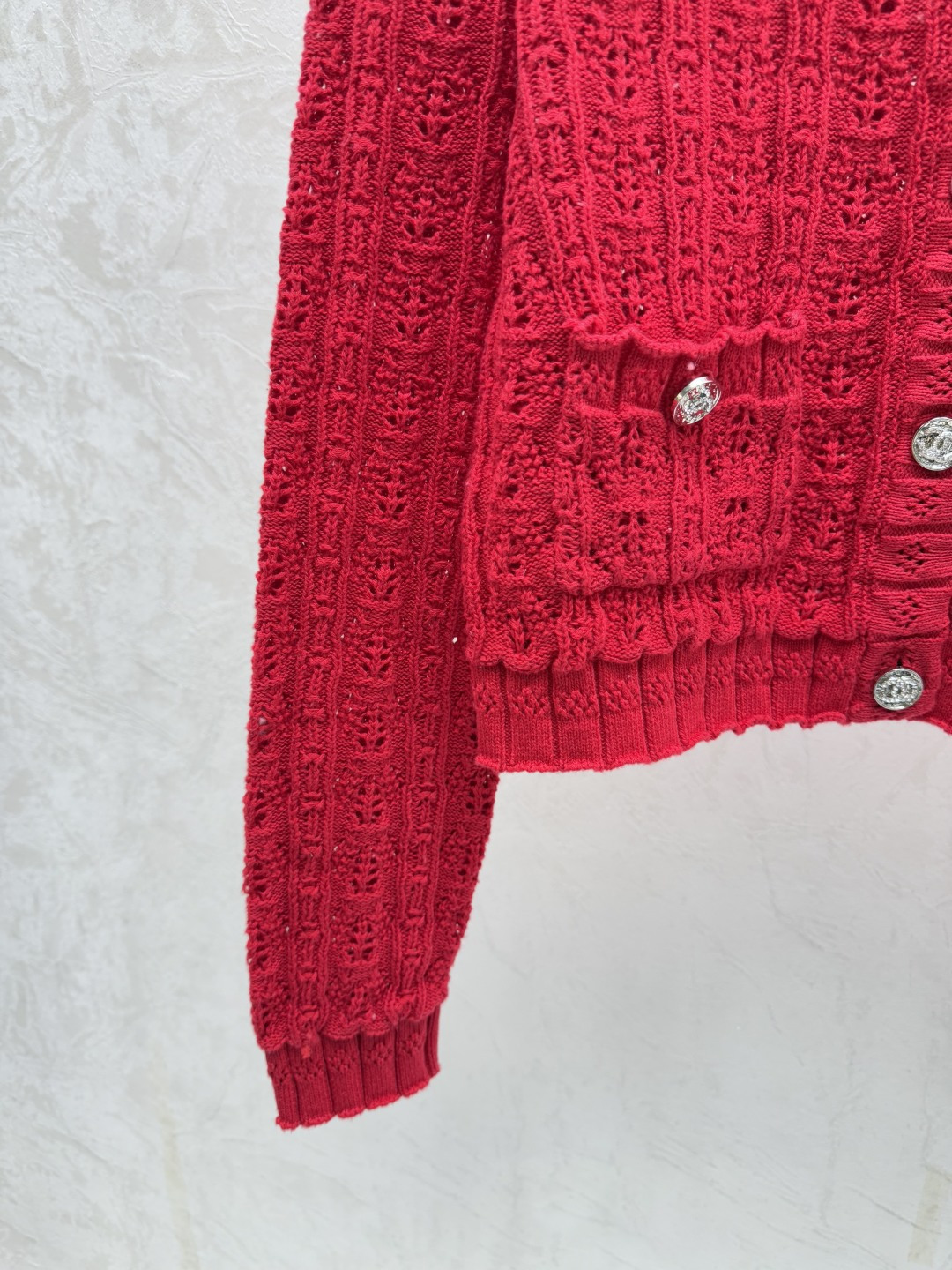 🆕CH家🆕 早秋新款 纯色简约镂空圆领针织长袖开衫颜色：红色 白色 粉色 宝蓝尺码：36.38.40👉