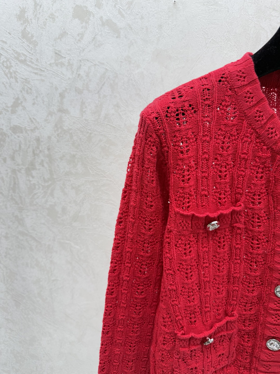 🆕CH家🆕 早秋新款 纯色简约镂空圆领针织长袖开衫颜色：红色 白色 粉色 宝蓝尺码：36.38.40👉