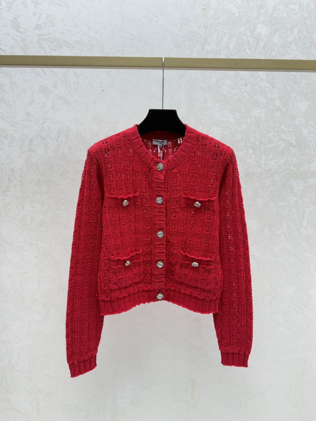 🆕CH家🆕 早秋新款 纯色简约镂空圆领针织长袖开衫颜色：红色 白色 粉色 宝蓝尺码：36.38.40👉