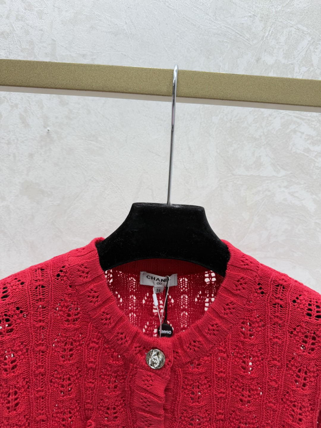 🆕CH家🆕 早秋新款 纯色简约镂空圆领针织长袖开衫颜色：红色 白色 粉色 宝蓝尺码：36.38.40👉