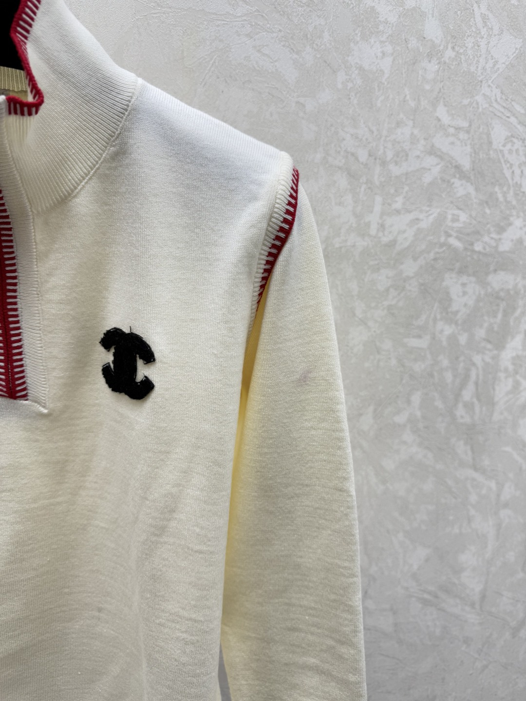 🆕CH家🆕 早秋新款 撞色高领针织长袖开衫颜色：白色 红色 宝蓝尺码：36.38.40👉