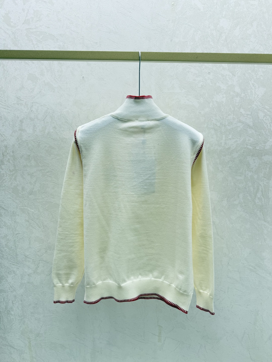 🆕CH家🆕 早秋新款 撞色高领针织长袖开衫颜色：白色 红色 宝蓝尺码：36.38.40👉