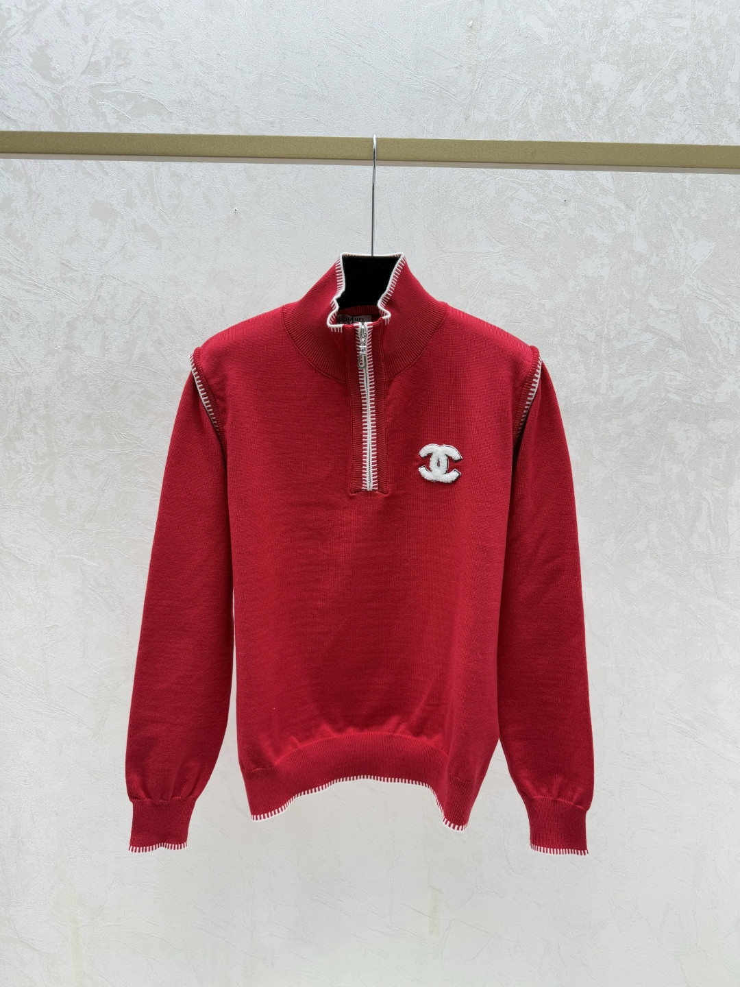 🆕CH家🆕 早秋新款 撞色高领针织长袖开衫颜色：白色 红色 宝蓝尺码：36.38.40👉