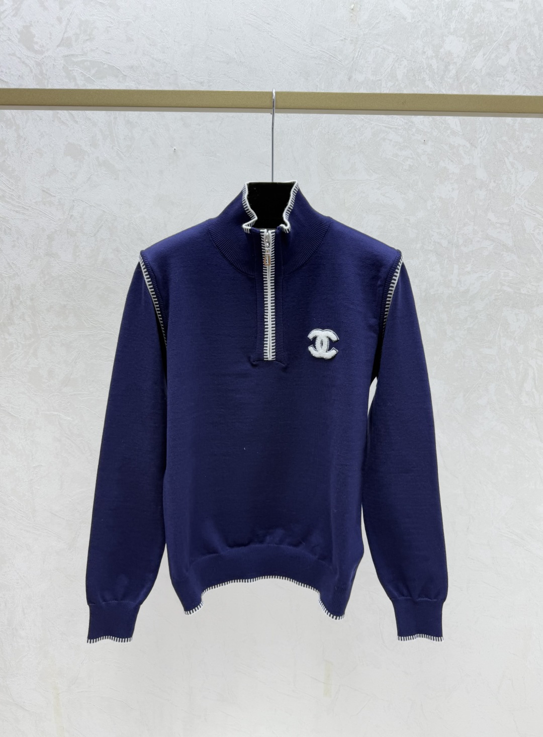 🆕CH家🆕 早秋新款 撞色高领针织长袖开衫颜色：白色 红色 宝蓝尺码：36.38.40👉