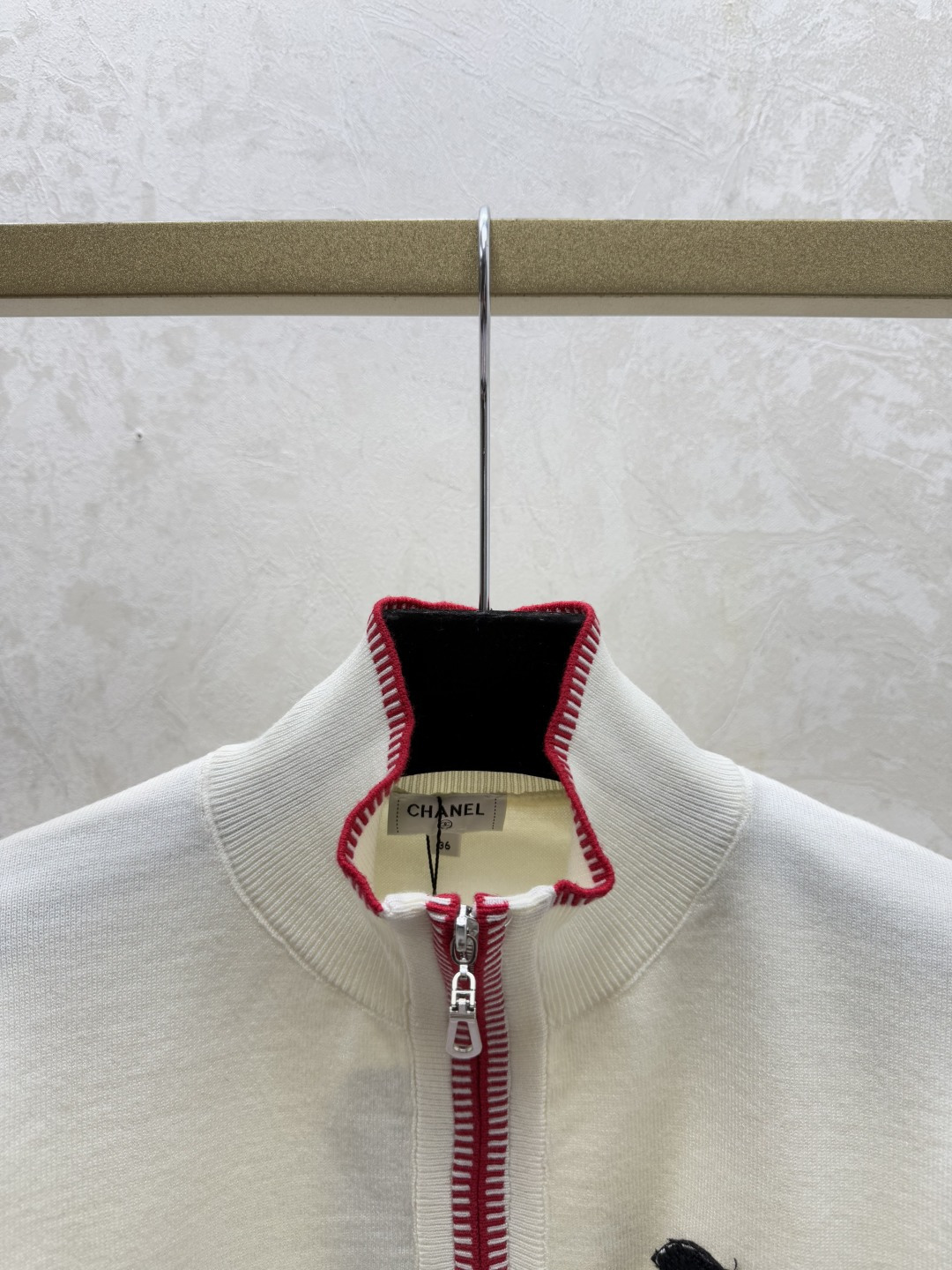 🆕CH家🆕 早秋新款 撞色高领针织长袖开衫颜色：白色 红色 宝蓝尺码：36.38.40👉