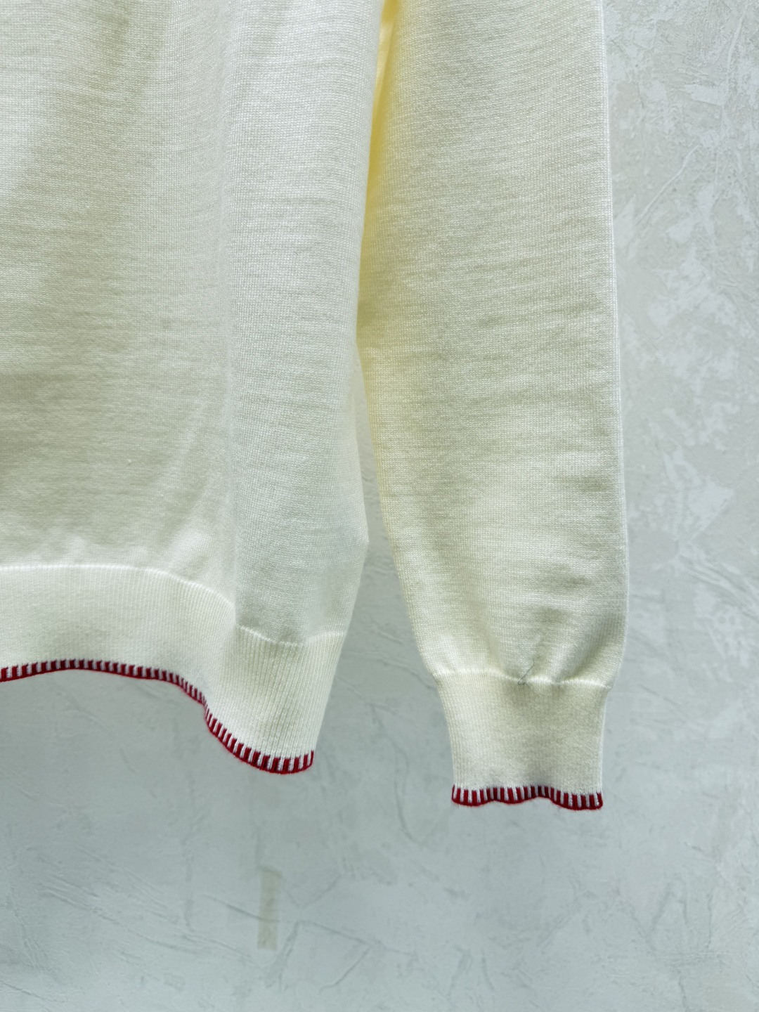 🆕CH家🆕 早秋新款 撞色高领针织长袖开衫颜色：白色 红色 宝蓝尺码：36.38.40👉