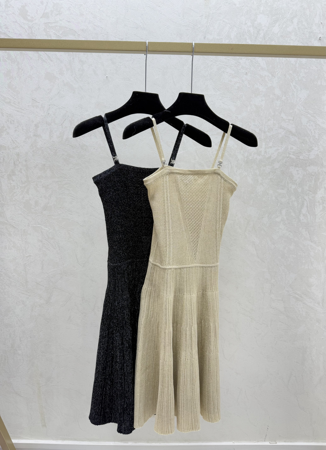 NO:686704,CH Home Early Spring New Style Gold and Silver Thread Simple Knitted Suspender Skirt Color Apricot Black Size 36.38.40,,skirts,19860909CH家 早春新款 金银线简约针织吊带裙 颜色杏色 黑色 尺码36.38.40,,skirts,,Women's clothing