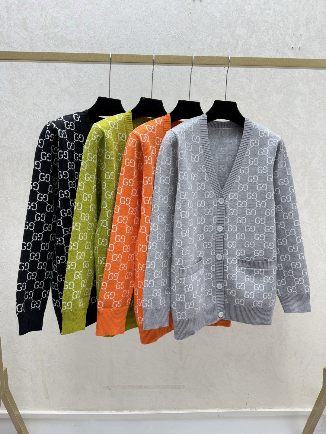 NO:686707,G family early autumn new style contrasting presbyopic letter V-neck knitted long-sleeved cardigan color gray orange green black size 36.38.40,,gucci,19860909G家 早秋新款 撞色老花字母V领针织长袖开衫 颜色灰色 橘色 绿色 黑色 尺码36.38.40,,gucci,,Women's clothing