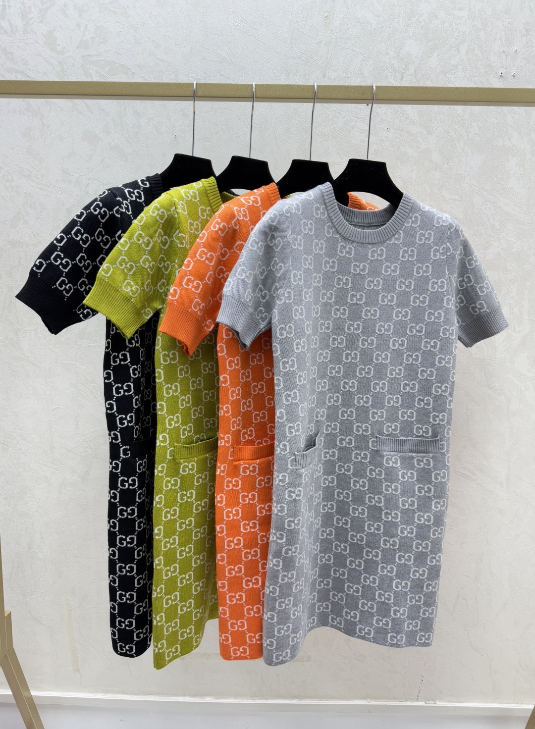 NO:686680,G family early autumn new style contrasting presbyopic letter round neck knitted dress color gray orange green black size 36.38.40,,gucci,skirts,19860909G家 早秋新款 撞色老花字母圆领针织连衣裙 颜色灰色 橘色 绿色 黑色 尺码36.38.40,,gucci,skirts,,Women's clothing