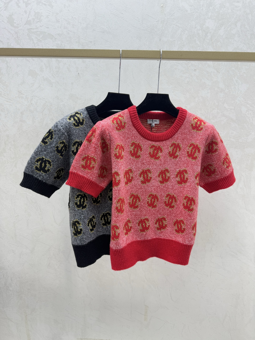 NO:687002,CH Home Early Spring New Style Contrast Gold and Silver Thread Presbyopia Letters Round Neck Knitted Short Sleeves Color Red Black Size 36.38.40, T-shirt,19860909CH家 早春新款 撞色金银线老花字母圆领针织短袖 颜色红色 黑色 尺码36.38.40,,T-shirt,,Women's clothing