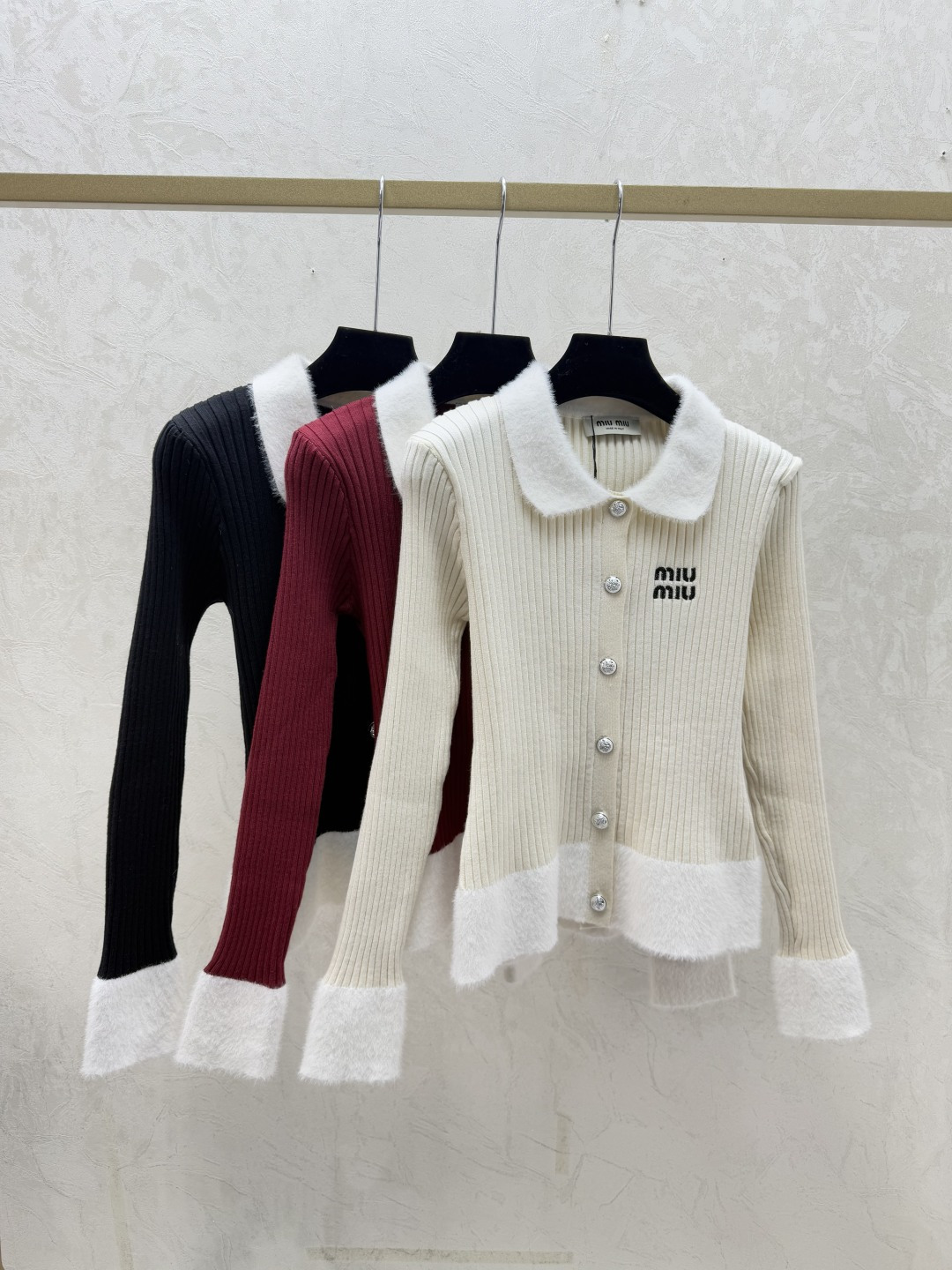 NO:687000,M's new early autumn style contrasting color lapel feathered round neck knitted long-sleeved cardigan color white red black size 36.38.40,,19860909M家 早秋新款 撞色翻领羽饰圆领针织长袖开衫 颜色白色 红色 黑啊 尺码36.38.40,,,Women's clothing
