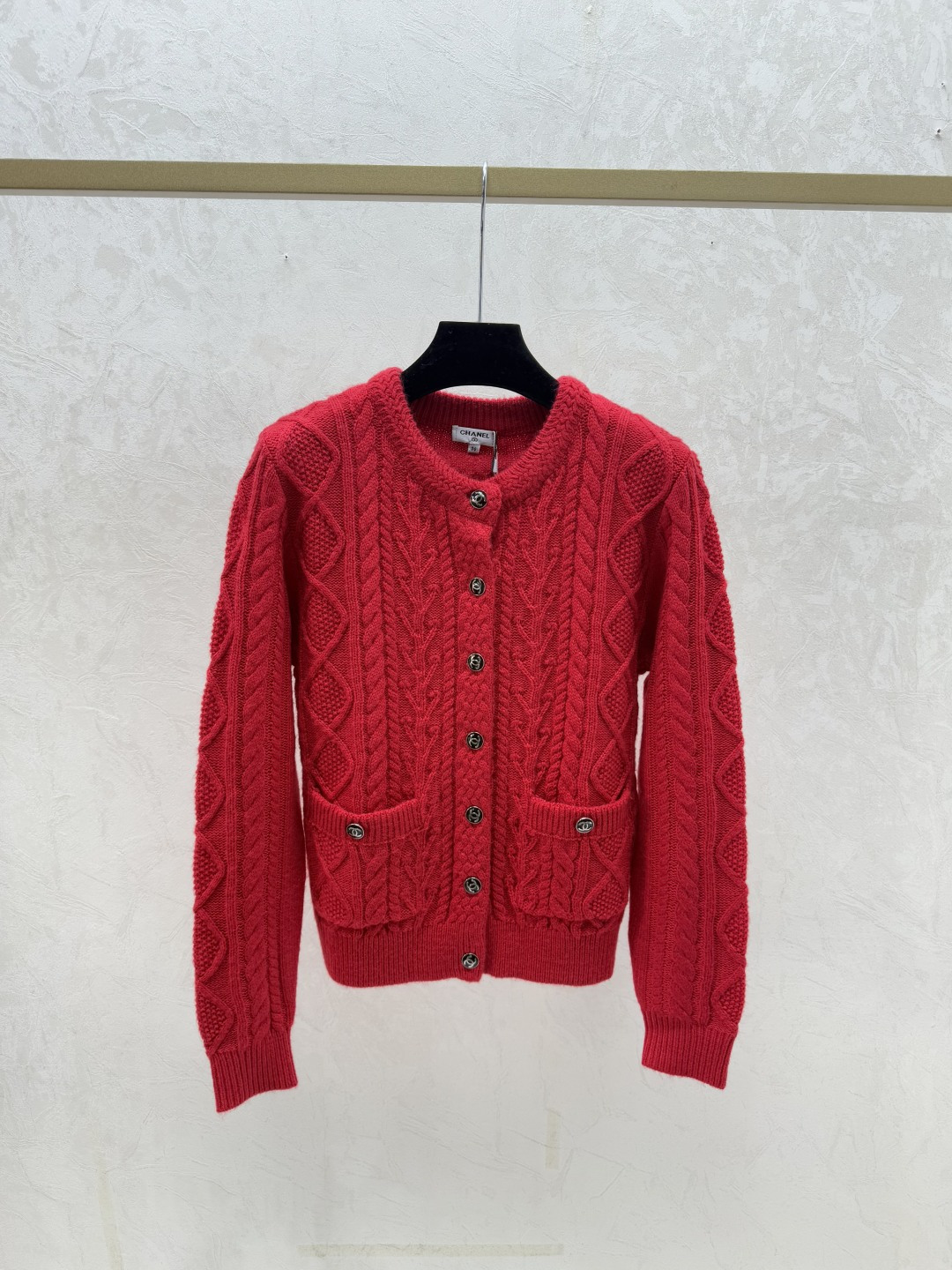NO:686997,D family early autumn new style solid color three-dimensional rhombus round neck knitted long-sleeved cardigan color white pink royal blue red size 36.38.40,, dior,19860909D家 早秋新款 纯色立体菱格圆领针织长袖开衫 颜色白色 粉色 宝蓝 红色 尺码36.38.40,,dior,,Women's clothing