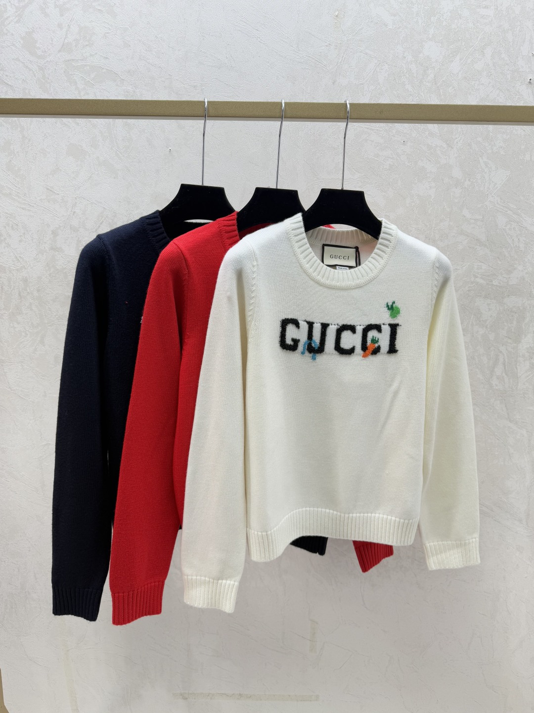 NO:687015,G Home Early Autumn New Style Contrast Letter Jacquard Round Neck Knitted Long Sleeves Color White Red Royal Blue Size 36.38.40,,gucci,19860909G家 早秋新款 撞色字母提花圆领针织长袖 颜色白色 红色 宝蓝 尺码36.38.40,,gucci,,Women's clothing