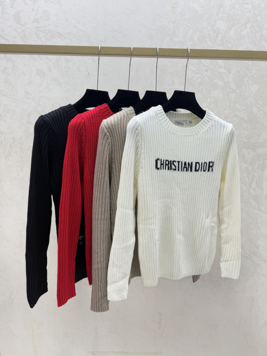 NO:687257,New model for early autumn, contrasting letter jacquard round neck knitted long sleeves, color white, red, oatmeal, black, size 36.38.40,,19860909早秋新款 撞色字母提花圆领针织长袖 颜色白色 红色 燕麦 黑色 尺码36.38.40,,,Women's clothing