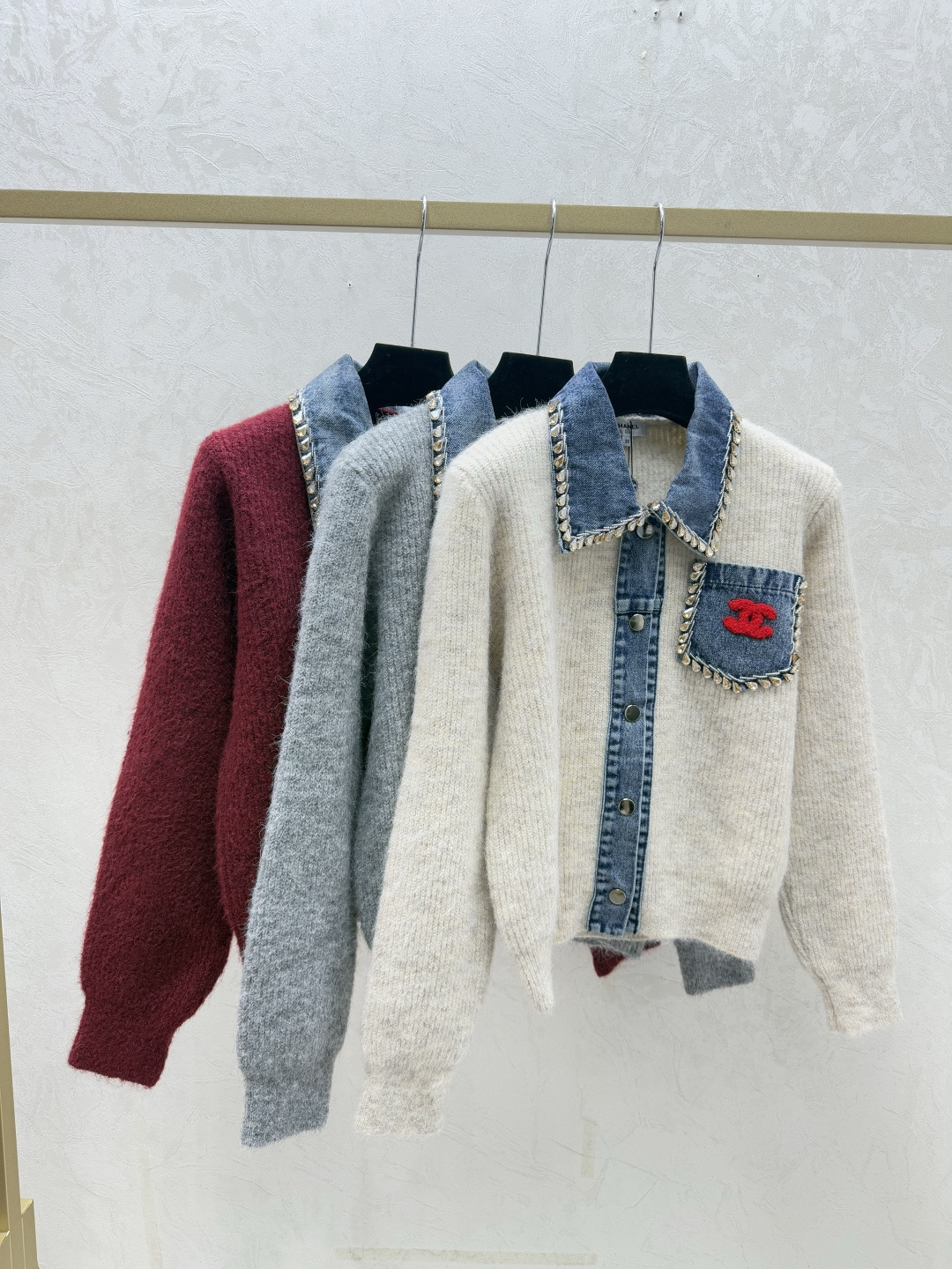 NO:687260,CH Home Early Autumn New Style Contrast Color Lapel Beaded Knitted Long-Sleeved Cardigan Color Apricot Gray Red Size 36.38.40,,19860909CH家 早秋新款 撞色翻领钉珠针织长袖开衫 颜色杏色 灰色 红色 尺码36.38.40,,,Women's clothing