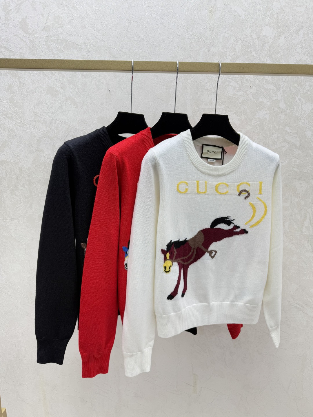 NO:687599,G Home Early Autumn New Style Contrast Color Pony Letter Round Neck Knitted Long Sleeves Color White Red Black Size 36.38.40,,gucci,19860909G家 早秋新款 撞色小马字母圆领针织长袖 颜色白色 红色 黑色 尺码36.38.40,,gucci,,Women's clothing