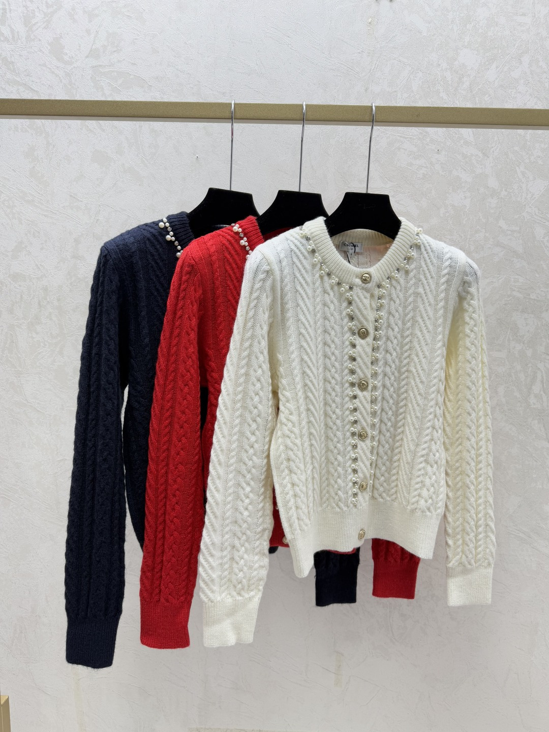 NO:687593,CH Home Early Autumn New Solid Color Heavy Beading Round Neck Knitted Long Sleeve Cardigan Color White Red Royal Blue Size 36.38.40,,19860909CH家 早秋新款 纯色重工钉珠圆领针织长袖开衫 颜色白色 红色 宝蓝 尺码36.38.40,,,Women's clothing