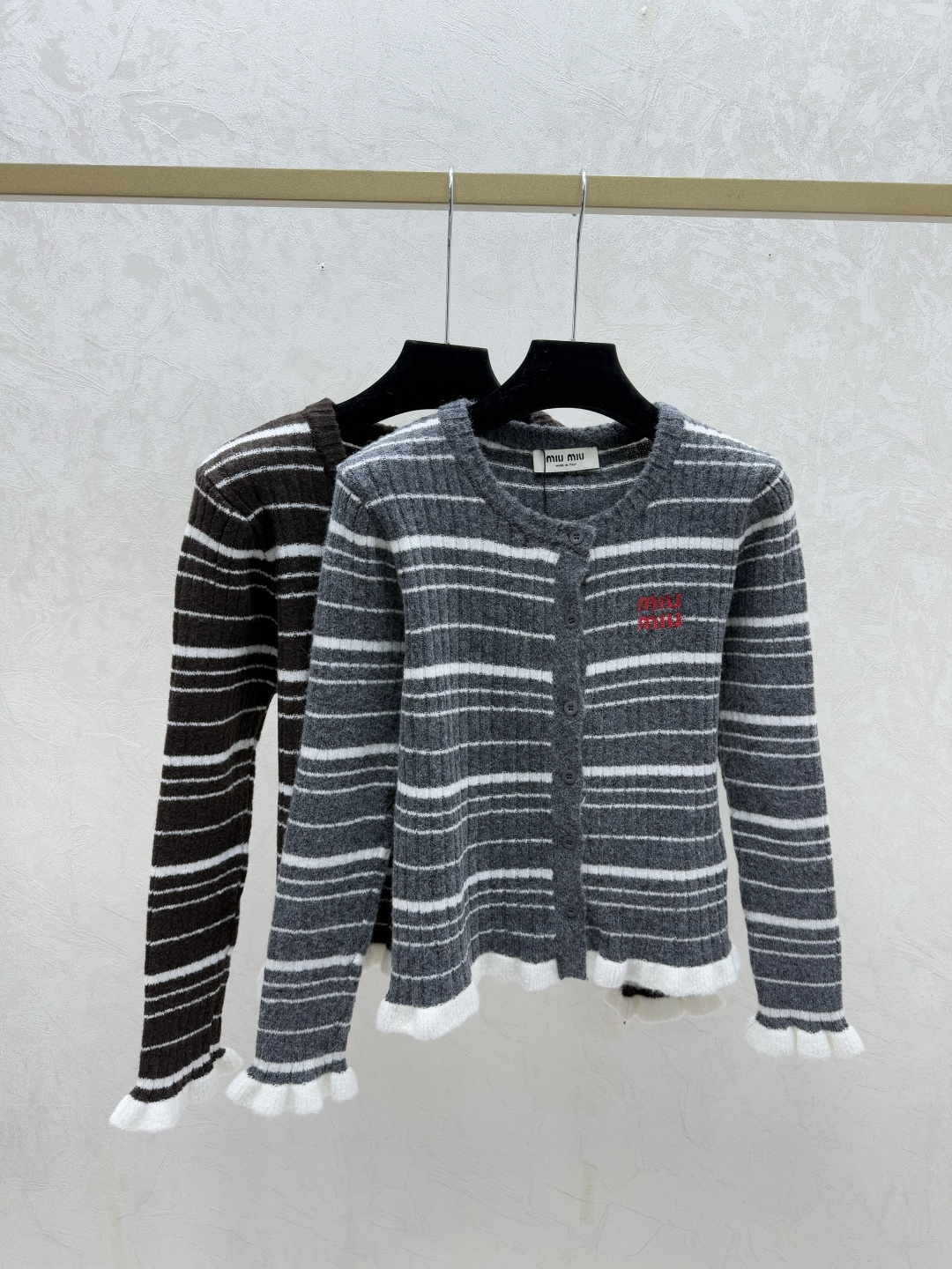 NO:687590,M's new early autumn style contrast stripe ruffle round neck knitted long-sleeved cardigan color gray coffee size 36.38.40,,19860909M家 早秋新款 撞色条纹荷叶边圆领针织长袖开衫 颜色灰色 咖啡 尺码36.38.40,,,Women's clothing