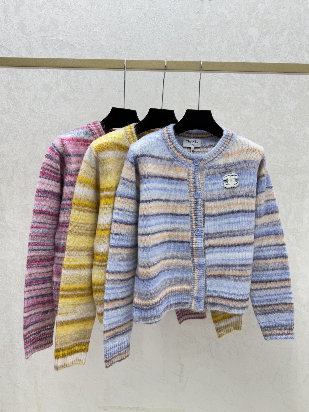NO:694805,CH Home Early Autumn New Style Contrast Color Striped Round Neck Knitted Long-Sleeved Cardigan Color Blue Yellow Pink Size 36.38.40,,19860909CH家 早秋新款 撞色条纹圆领针织长袖开衫 颜色蓝色 黄色 粉色 尺码36.38.40,,,Women's clothing