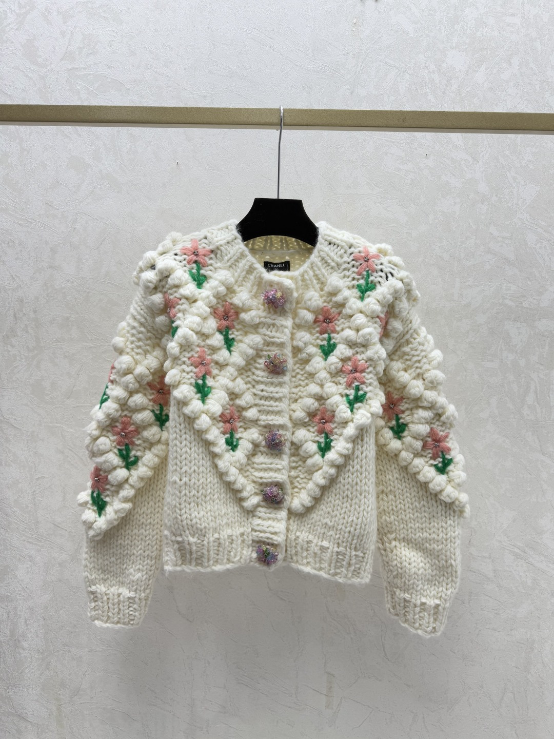 NO:694809,CH Home Early Autumn New Style Contrast Color Floral Three-dimensional Diamond Round Neck Knitted Long-Sleeved Cardigan Color White Size 36.38.40,,19860909CH家 早秋新款 撞色花卉立体菱格圆领针织长袖开衫 颜色白色 尺码36.38.40,,,Women's clothing