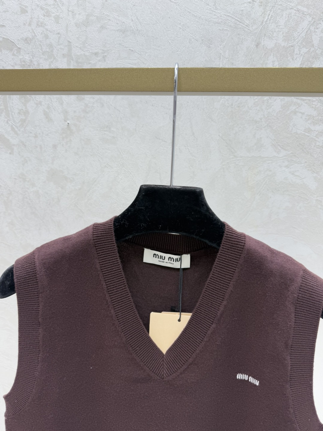 Miu Miu M家 早春新款 纯色简约V领针织背心