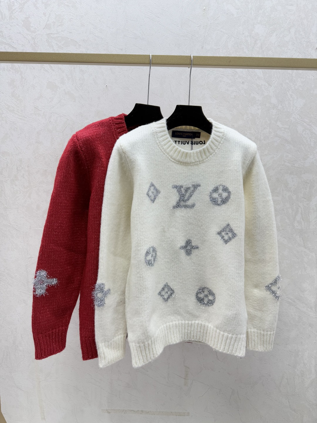 NO:695794,L family early autumn new style contrasting presbyopic letter round neck knitted long sleeves color white red size 36.38.40, louis vuitton,19860909L家 早秋新款 撞色老花字母圆领针织长袖 颜色白色 红色 尺码36.38.40,,louis vuitton,,Women's clothing