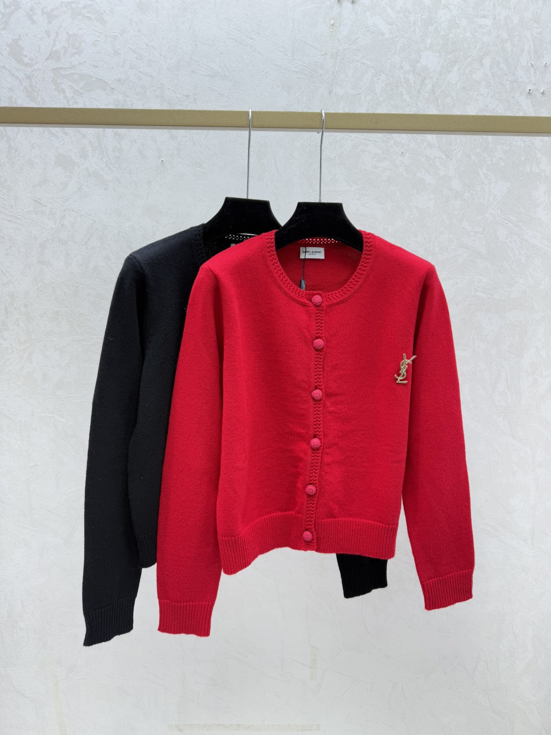 NO:695797,Y family early autumn new solid color simple round neck knitted long-sleeved cardigan color red black size 36.38.40,,19860909Y家 早秋新款 纯色简约圆领针织长袖开衫 颜色红色 黑色 尺码36.38.40,,,Women's clothing