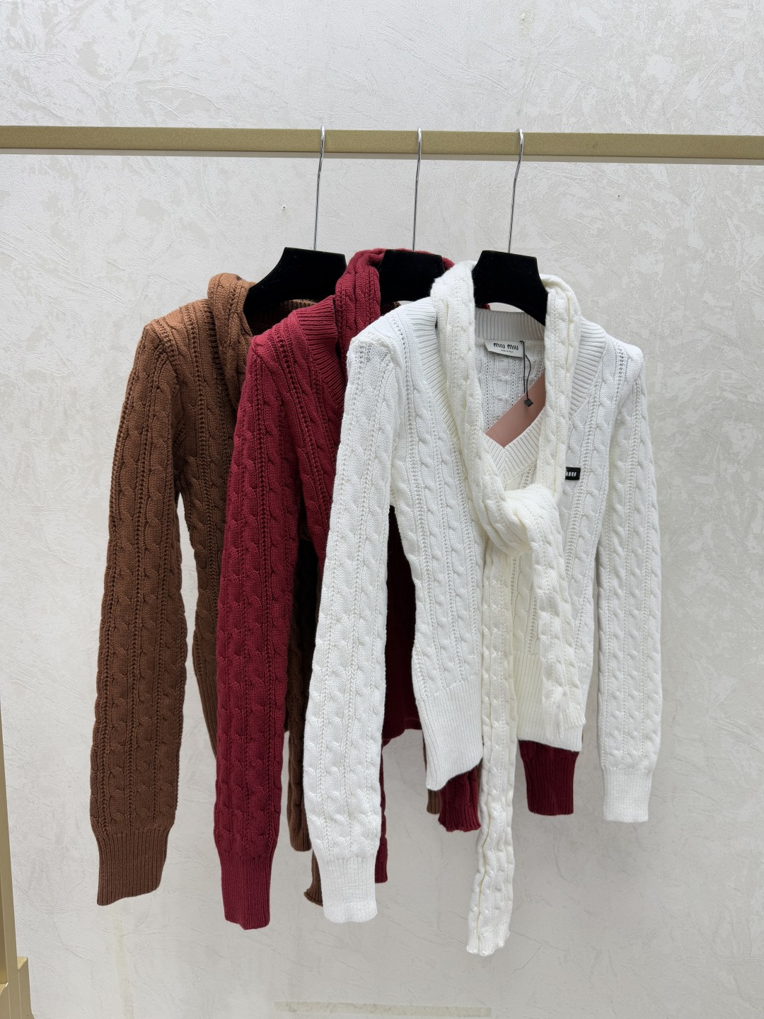 NO:695815,M family early autumn new style solid color simple V-neck knitted long sleeves color white red coffee size 36.38.40,,19860909M家 早秋新款 纯色简约V领针织长袖 颜色白色 红色 咖啡 尺码36.38.40,,,Women's clothing