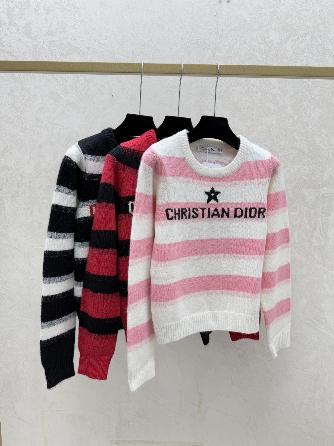 NO:695829,D Home Early Autumn New Style Contrast Color Striped Five-Pointed Star Round Neck Knitted Long Sleeves Color White Red Black Size 36.38.40,,dior,19860909D家 早秋新款 撞色条纹五角星圆领针织长袖 颜色白色 红色 黑色 尺码36.38.40,,dior,,Women's clothing