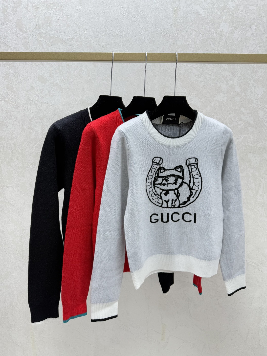 NO:695831,G Home Early Autumn New Style Contrast Letter Round Neck Knitted Long Sleeves Color White Red Black Size 36.38.40,,gucci,19860909G家 早秋新款 撞色字母圆领针织长袖 颜色白色 红色 黑色 尺码36.38.40,,gucci,,Women's clothing