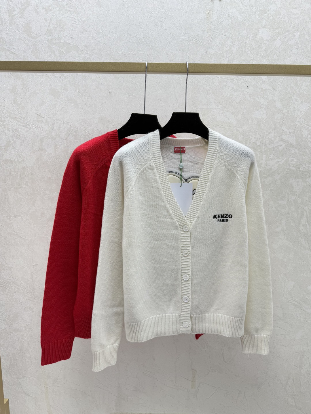 NO:695838,KE's early autumn new style, contrasting color back floral V-neck knitted long sleeves, color white, red, size 36.38.40,,19860909KE家 早秋新款 撞色背后花卉V领针织长袖可是 颜色白色 红色 尺码36.38.40,,,Women's clothing