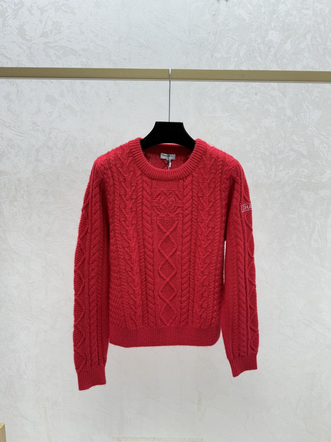 NO:695843,CH Home Early Autumn New Style Letters Hot Diamond Three-dimensional Diamond Round Neck Knitted Long Sleeves Color White Pink Royal Blue Red Size 36.38.40,,19860909CH家 早秋新款 字母烫钻立体菱格圆领针织长袖 颜色白色 粉色 宝蓝 红色 尺码36.38.40,,,Women's clothing