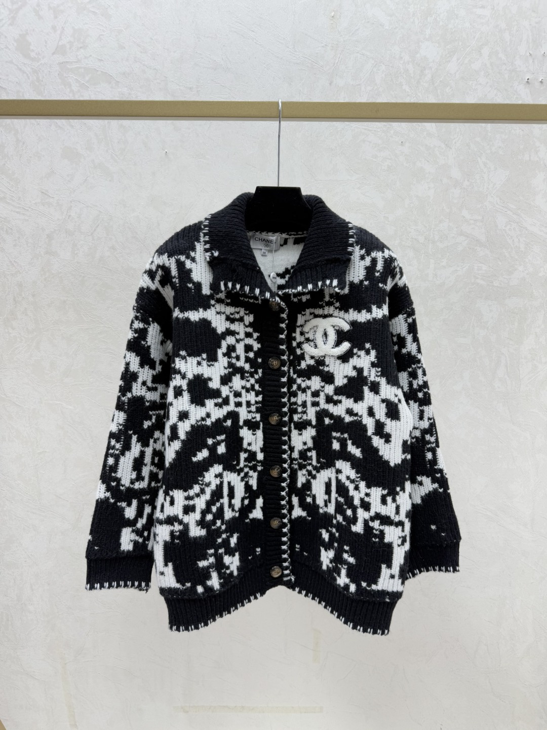 NO:695854,CH Home Early Autumn New Style Contrast Jacquard Lapel Knitted Long-Sleeved Cardigan Color Black Size 36.38.40,,19860909CH家 早秋新款 撞色提花翻领针织长袖开衫 颜色黑色 尺码36.38.40,,,Women's clothing