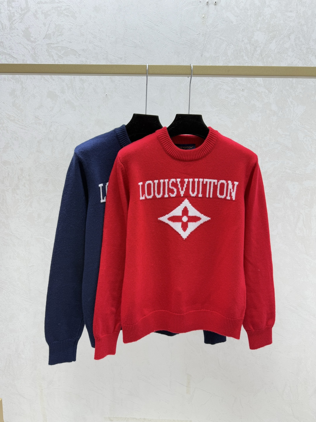 NO:695856,L family early autumn new style contrasting letter jacquard round neck knitted long sleeves color red sapphire blue size 36.38.40, Louis Vuitton,19860909L家 早秋新款 撞色字母提花圆领针织长袖 颜色红色 宝蓝 尺码36.38.40,,louis vuitton,,Women's clothing