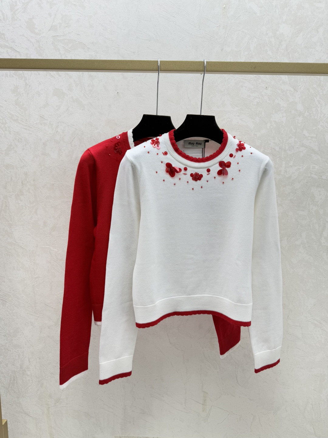 NO:695863,M's early autumn new model, contrasting color, heavy beading, round neck knitted long sleeves, color red, white, size 36.38.40,,19860909M家 早秋新款 撞色重工钉珠圆领针织长袖 颜色红色 白色 尺码36.38.40,,,Women's clothing