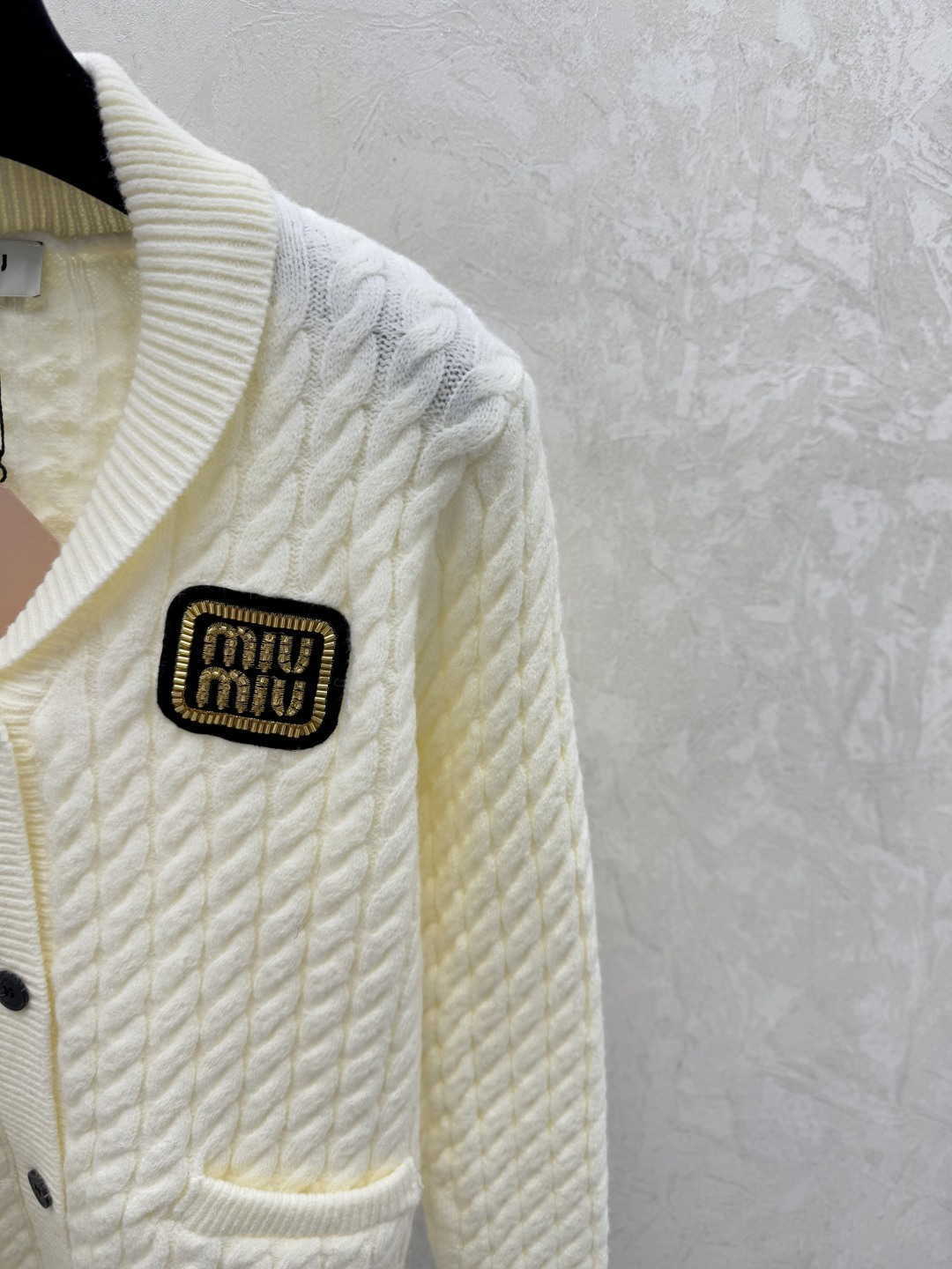 Miu Miu M家 早秋新款 纯色翻V领针织长袖开衫