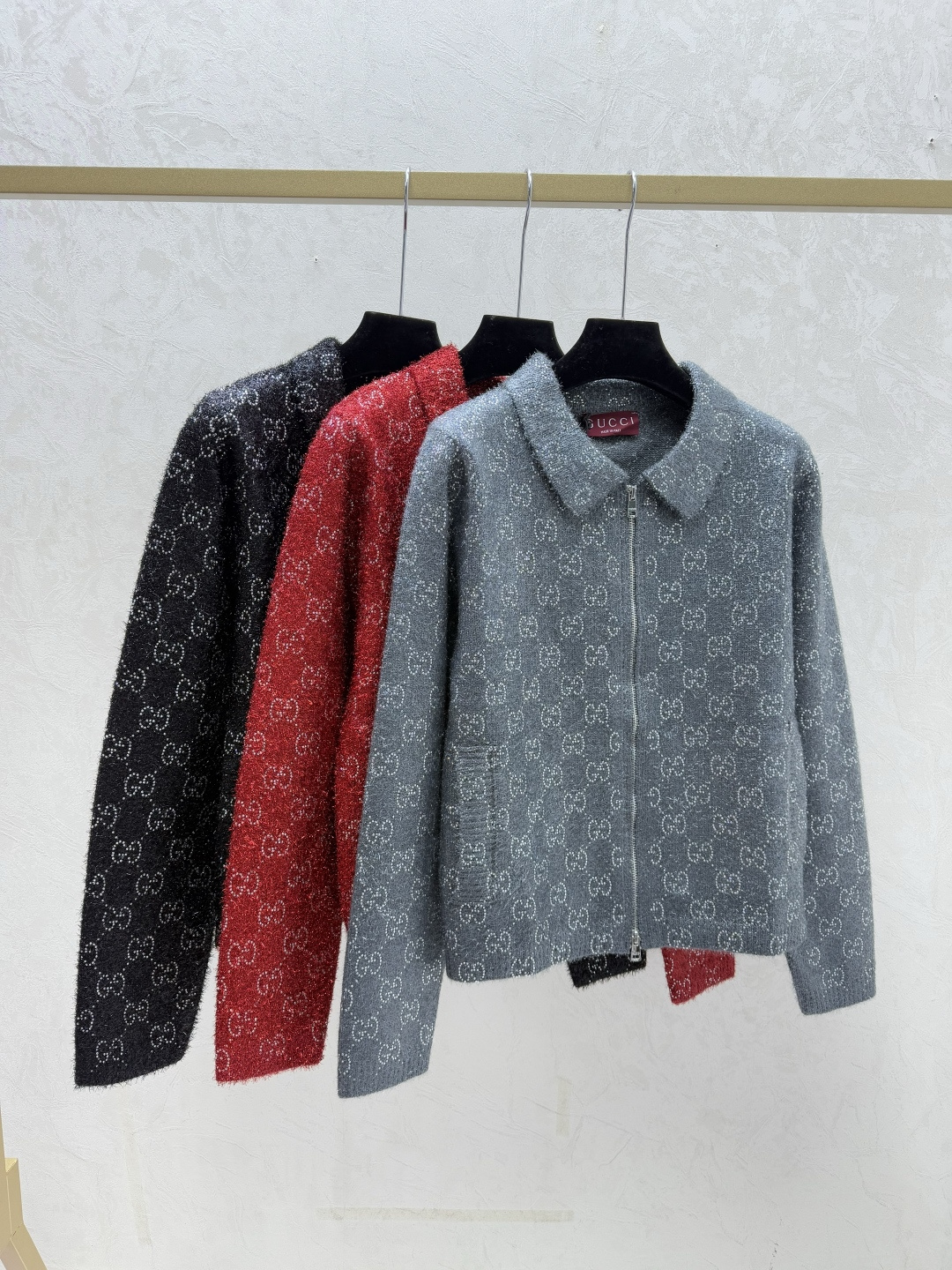 NO:695844,G family early autumn new style contrasting color hot diamond presbyopia letter lapel knitted long-sleeved cardigan color gray red black size 36.38.40,,gucci,19860909G家 早秋新款 撞色烫钻老花字母翻领针织长袖开衫 颜色灰色 红色 黑色 尺码36.38.40,,gucci,,Women's clothing
