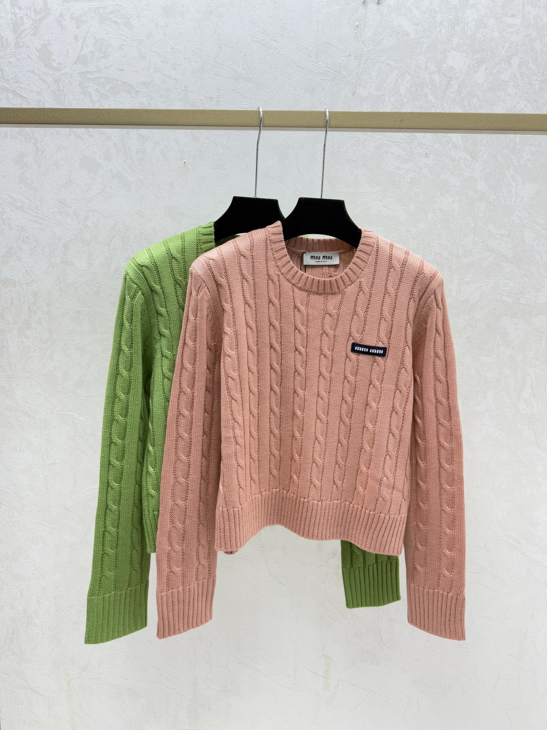 NO:695860,M family early autumn new style solid color simple round neck knitted long sleeves color pink green size 36.38.40,,19860909M家 早秋新款 纯色简约圆领针织长袖 颜色粉色 绿色 尺码36.38.40,,,Women's clothing