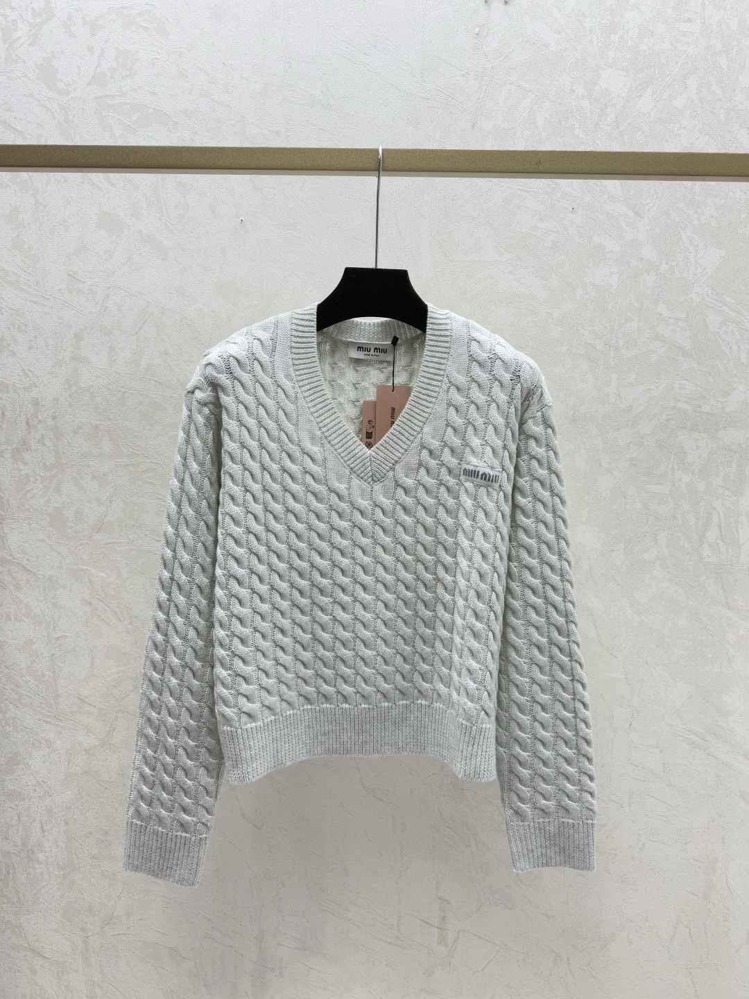 Miu Miu M家 早秋新款 纯色V领针织长袖